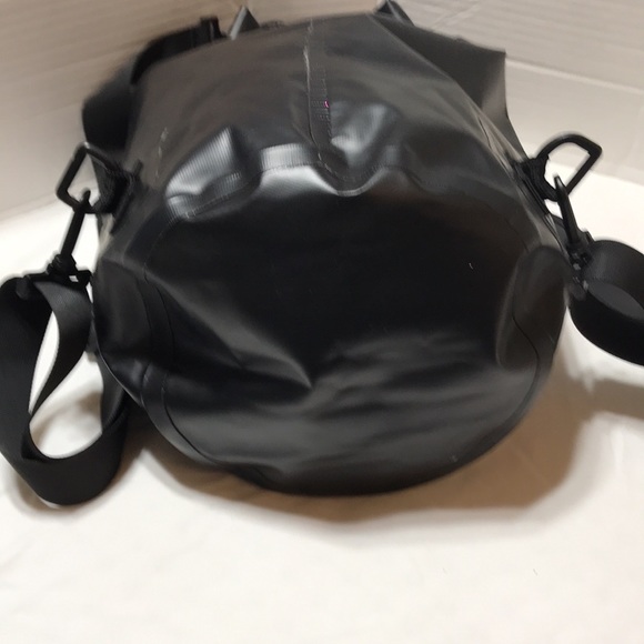 Louis Vevre. A waterproof backpack with 2 removable straps and shoulder pads. - Picture 3 of 5